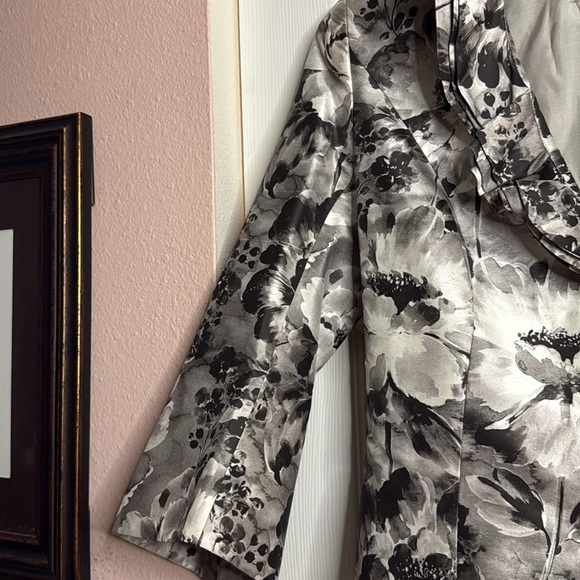 PAULE VASSUER Monochrome Floral Ruffle Blazer size 40(8) - Picture 4 of 7